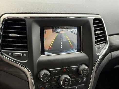 Used 2021 Jeep Grand Cherokee Laredo image 23