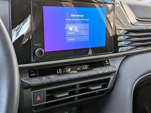 Used 2025 Toyota Camry SE w/ Convenience Package image 5