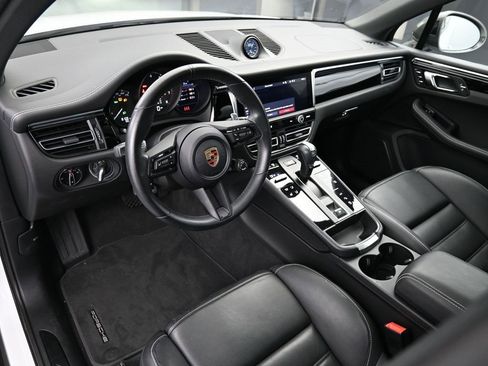 Used 2025 Porsche Macan image 4