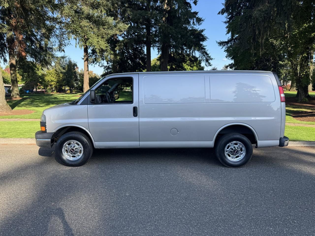 Used 2008 GMC Savana 2500 RWD image 2