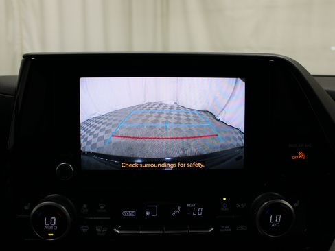 Used 2024 Toyota Highlander XLE AWD/4WD image 15