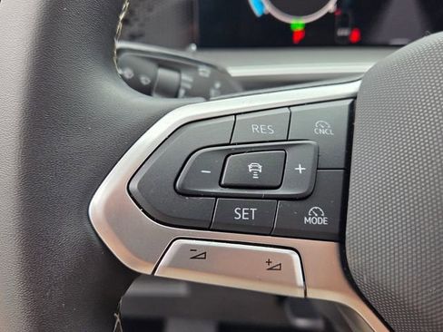 Used 2025 Volkswagen Tiguan SE image 25