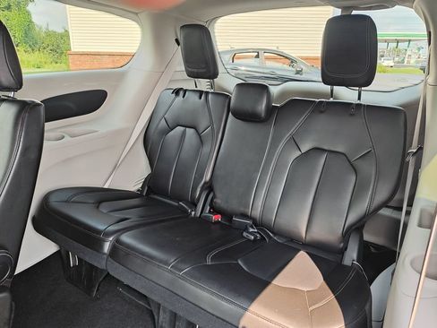 Used 2023 Chrysler Pacifica Touring-L FWD image 24