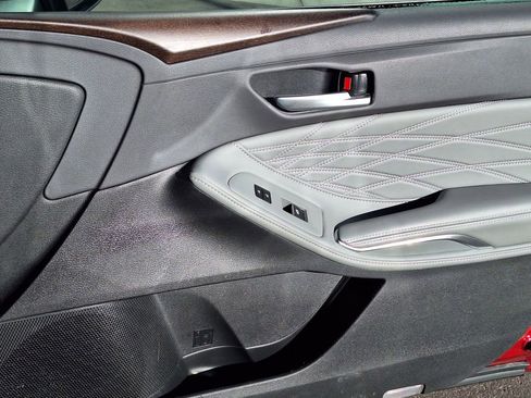 Used 2019 Toyota Avalon Limited image 30