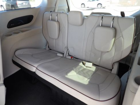 Used 2020 Chrysler Pacifica Limited FWD image 11