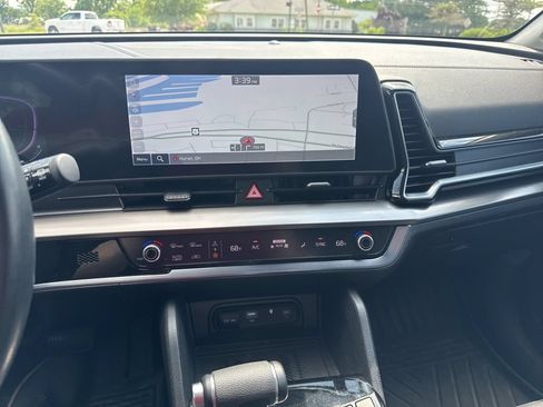 Used 2025 Kia Sportage EX w/ Premium Package FWD image 19