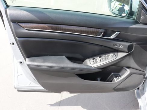 Used 2018 Honda Accord Touring image 9