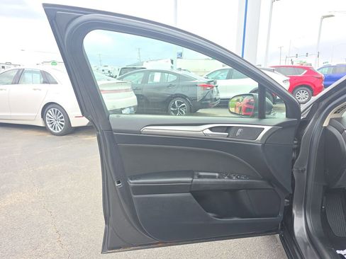 Used 2019 Ford Fusion SE AWD/4WD image 13