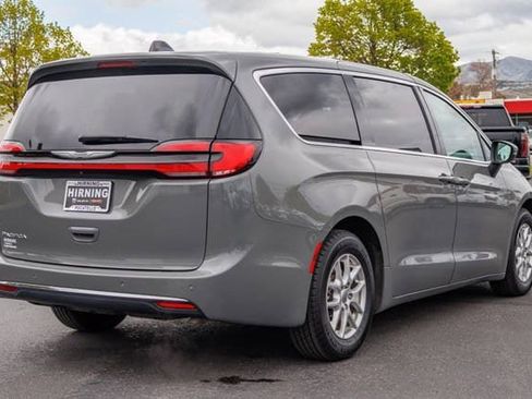 Used 2023 Chrysler Pacifica Touring-L FWD image 30