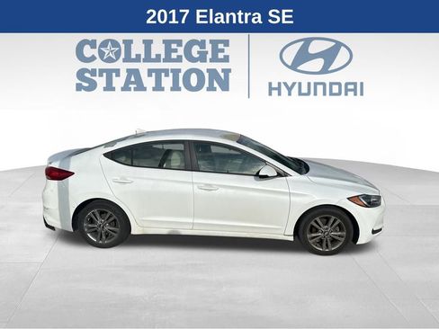 Used 2017 Hyundai Elantra SE image 1