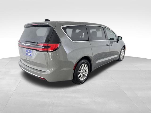 Used 2025 Chrysler Pacifica Select FWD image 5