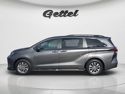 Used 2023 Toyota Sienna XLE FWD image 8