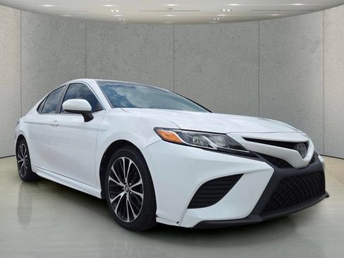 Used 2018 Toyota Camry SE FWD image 13
