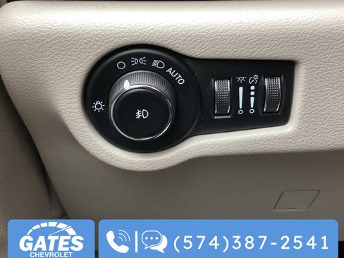 Used 2023 Chrysler Pacifica Touring-L image 29