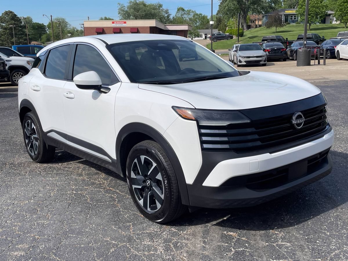 Used 2025 Nissan Kicks SV AWD/4WD image 2
