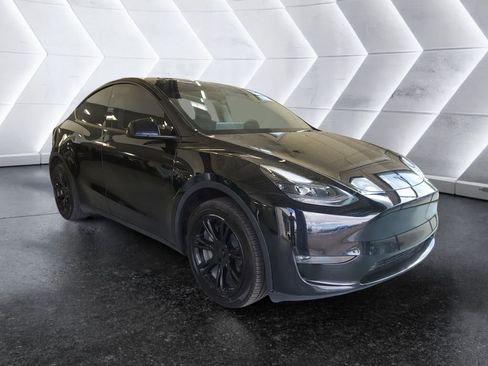 Used 2024 Tesla Model Y Long Range AWD/4WD image 1