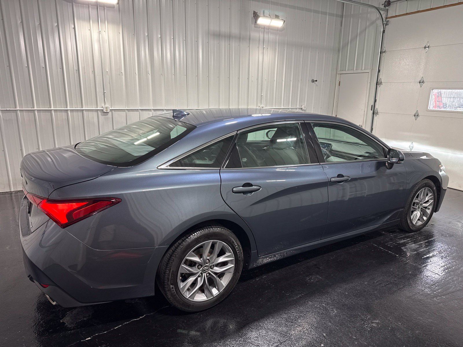 Used 2019 Toyota Avalon XLE w/ Moonroof Package FWD image 5