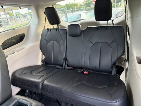 Used 2017 Chrysler Pacifica Touring-L Plus FWD image 11