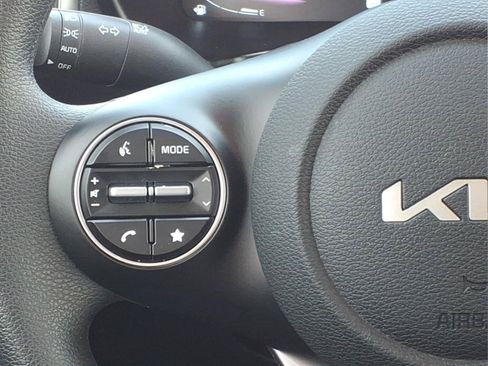 Used 2025 Kia Soul LX w/ LX Technology Package FWD image 12