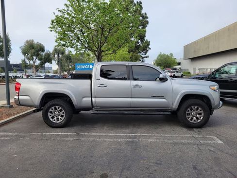 Used 2017 Toyota Tacoma TRD Sport image 7