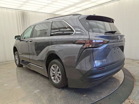 Used 2025 Toyota Sienna XLE w/ XLE Plus Package FWD image 31