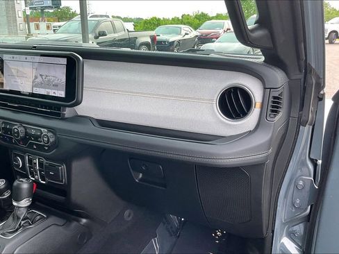 Used 2025 Jeep Wrangler Unlimited Sahara AWD/4WD image 28