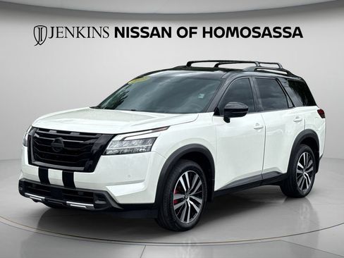 Used 2023 Nissan Pathfinder Platinum w/ Black Appearance Package FWD image 14