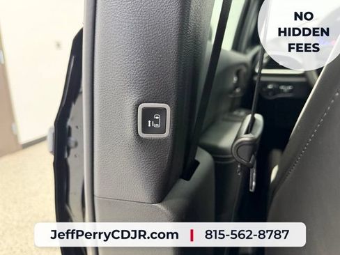 New 2027 Chrysler Pacifica Limited w/ Family Tech Group AWD/4WD image 28