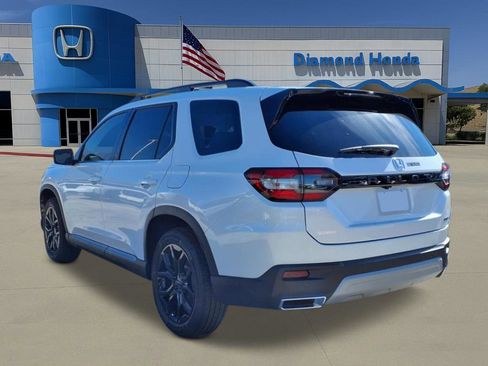 New 2025 Honda Pilot Touring image 2