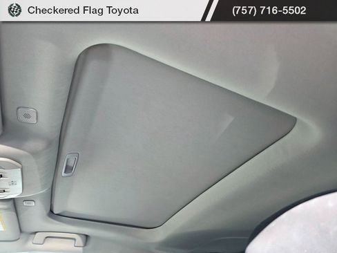 Used 2023 Toyota Highlander XLE image 9