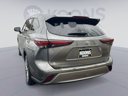 New 2026 Toyota Highlander Platinum image 2