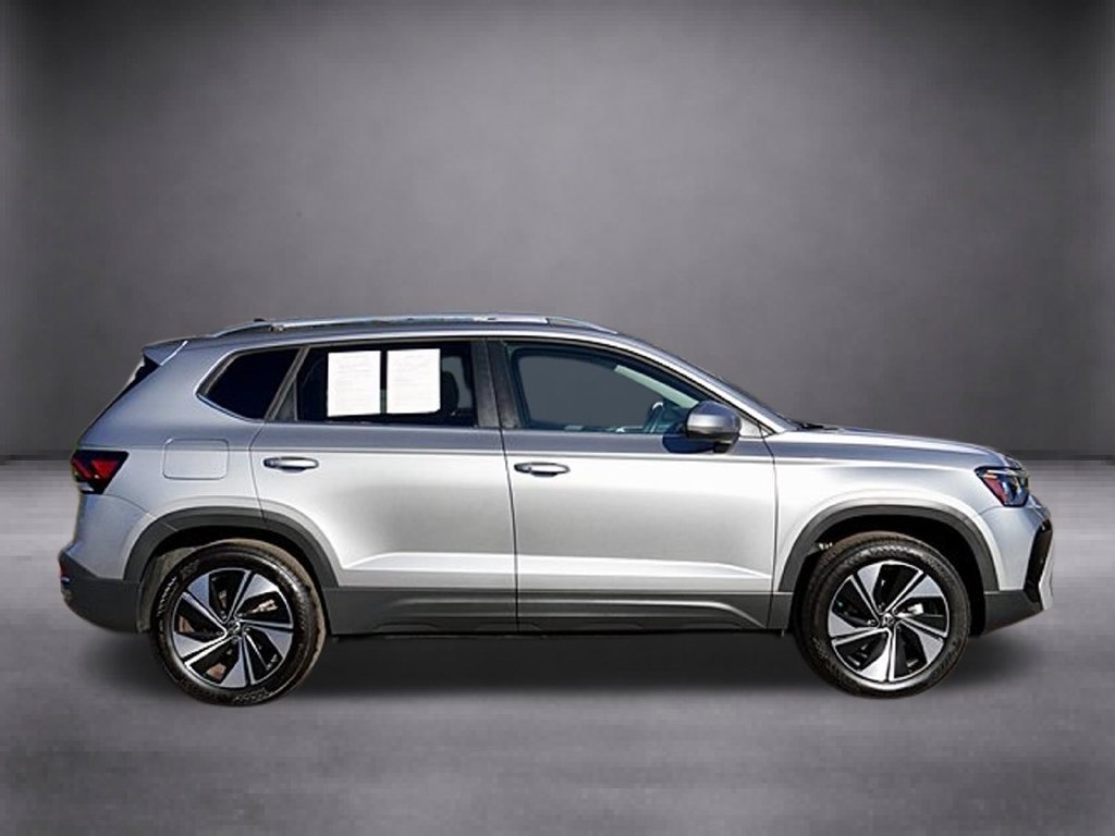 Used 2025 Volkswagen Taos SE AWD/4WD image 3