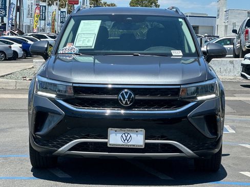Used 2023 Volkswagen Taos SE w/ Panoramic Sunroof Package FWD image 9