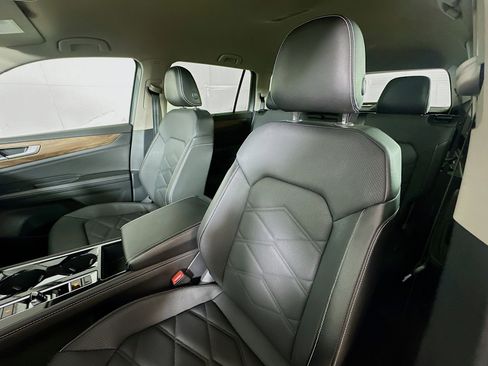 Used 2025 Volkswagen Atlas SE image 19