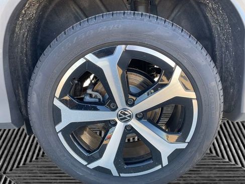 New 2025 Volkswagen Tiguan SE image 21
