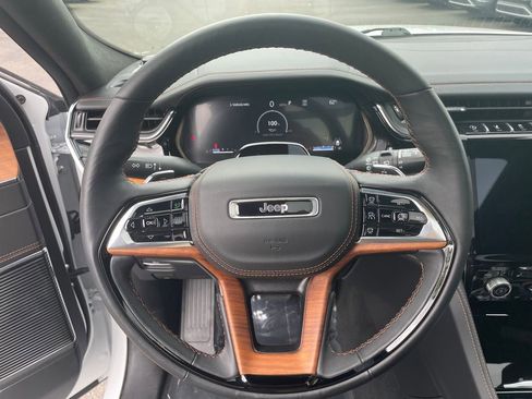 Used 2025 Jeep Grand Cherokee Summit AWD/4WD image 20