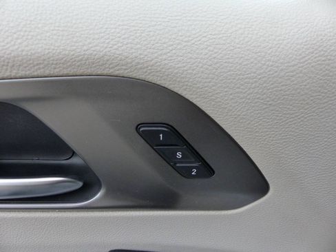 Used 2020 Chrysler Pacifica Touring-L w/ Tire & Wheel Group FWD image 18