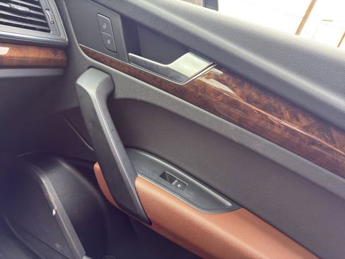 Used 2018 Audi Q5 2.0T Premium Plus w/ Premium Plus Package image 17