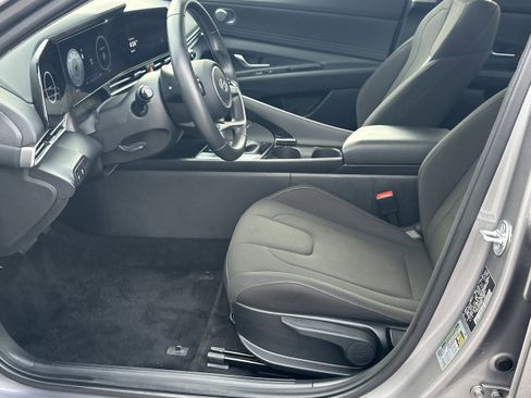 Used 2025 Hyundai Elantra SEL image 9