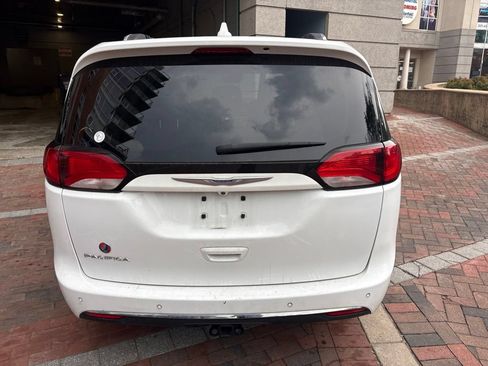 Used 2019 Chrysler Pacifica Touring-L Plus FWD image 4