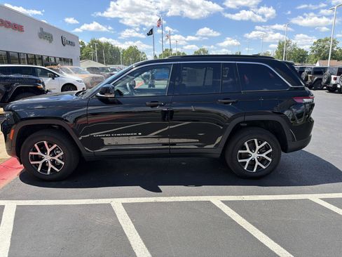 Used 2024 Jeep Grand Cherokee Limited w/ Luxury Tech Group II AWD/4WD image 3