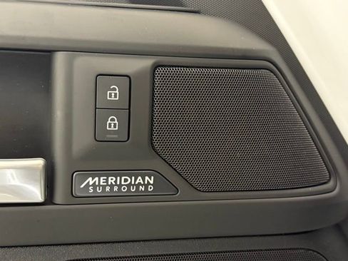 New 2026 Land Rover Defender 130 X-Dynamic SE image 30