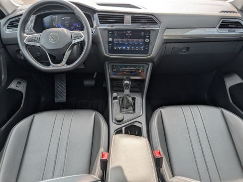 Used 2024 Volkswagen Tiguan SE w/ Panoramic Sunroof Package AWD/4WD image 10