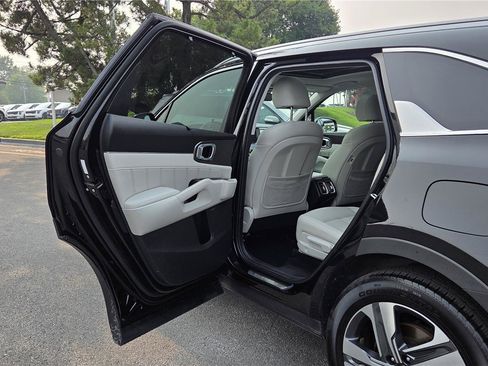 Certified 2023 Kia Sorento SX Prestige w/ Panoramic Sunroof Package AWD/4WD image 28