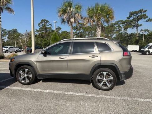 Used 2019 Jeep Cherokee Limited w/ Technology Group FWD image 3