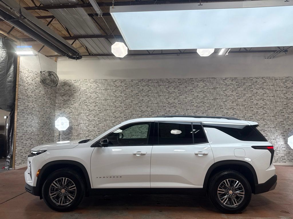 Used 2024 Chevrolet Traverse LT FWD image 4