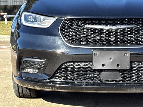 Used 2025 Chrysler Pacifica Limited image 6