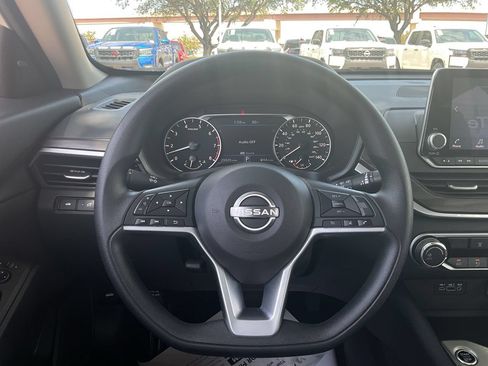 Used 2025 Nissan Altima 2.5 SV FWD image 28