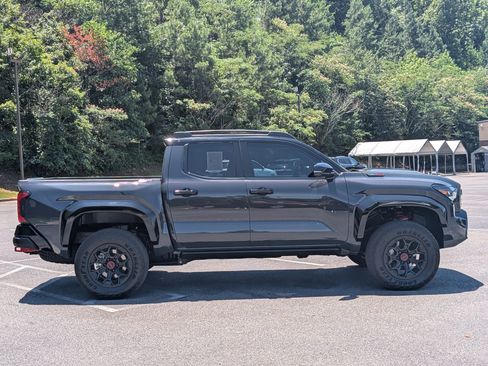Used 2024 Toyota Tacoma TRD Pro AWD/4WD image 10