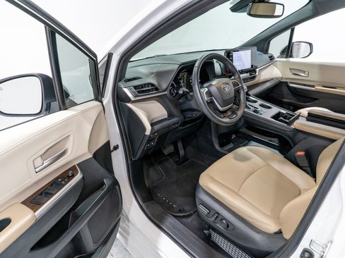 Used 2023 Toyota Sienna XLE FWD image 12